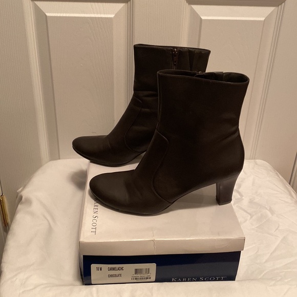 Karen Scott Chocolate Ankle Boots…size 10W - Picture 2 of 4